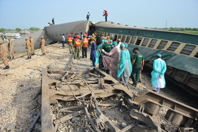 Pakistan'daki tren kazasında can kaybı 30'a yükseldi!