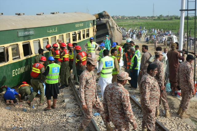 Pakistan'daki tren kazasında can kaybı 30'a yükseldi!