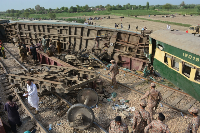 Pakistan'daki tren kazasında can kaybı 30'a yükseldi!