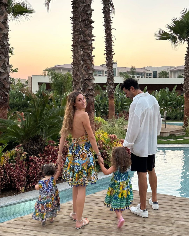 7 yıllık evli Kenan İmirzalıoğlu ve Sinem Kobal çiftinden kızlarıyla ilk aile pozu geldi