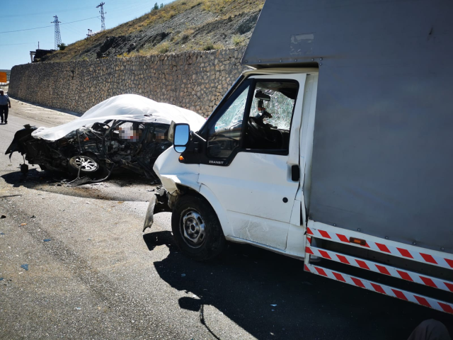 İki aracın çarpışmasında ortalık savaş alanına döndü: 2 ölü, 1 yaralı