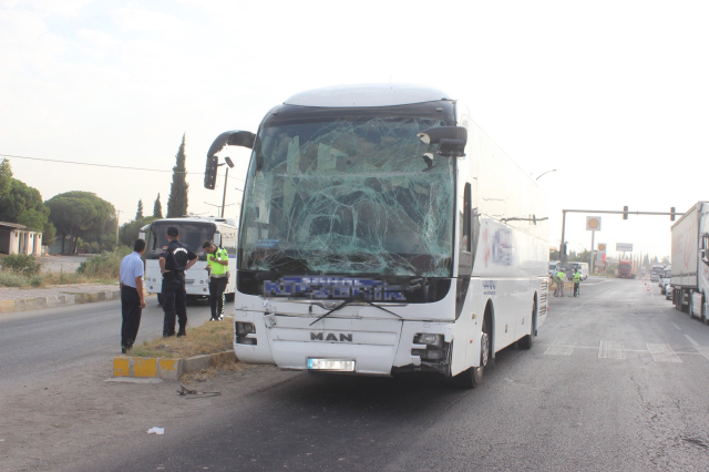 Otobüs ve minibüs kafa kafaya çarpıştı: 11 yaralı