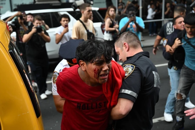 New York'ta hediye oyun konsolu dağıtımında çıkan arbededen kareler! Ünlü yayıncı da gözaltına alındı