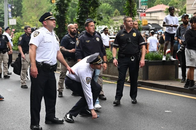 New York'ta hediye oyun konsolu dağıtımında çıkan arbededen kareler! Ünlü yayıncı da gözaltına alındı