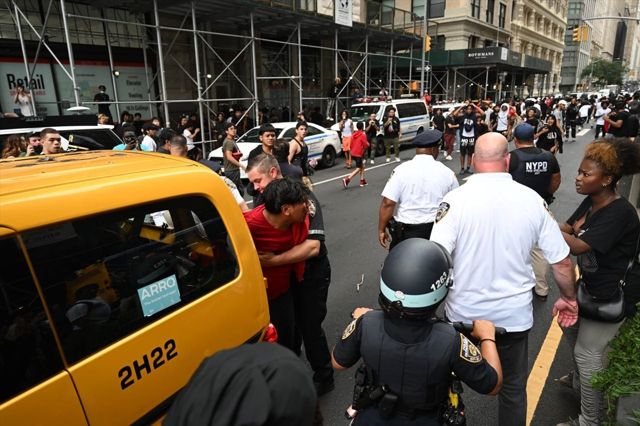 New York'ta hediye oyun konsolu dağıtımında çıkan arbededen kareler! Ünlü yayıncı da gözaltına alındı