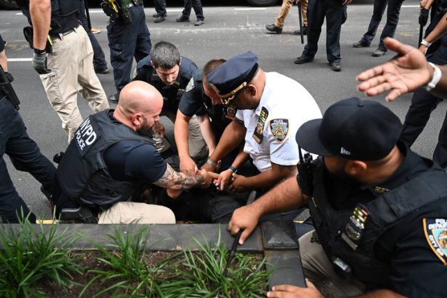 New York'ta hediye oyun konsolu dağıtımında çıkan arbededen kareler! Ünlü yayıncı da gözaltına alındı