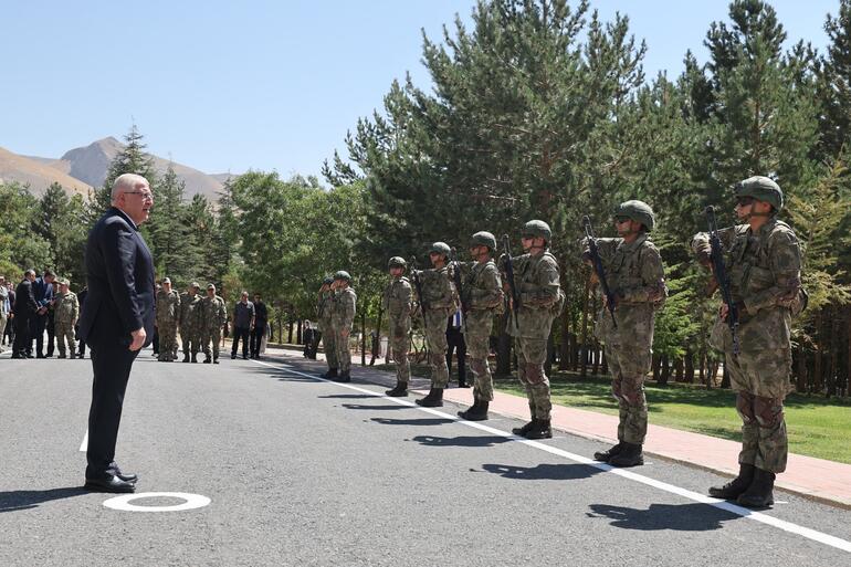 Bakan Güler, Hakkari'de denetlemelerde bulundu