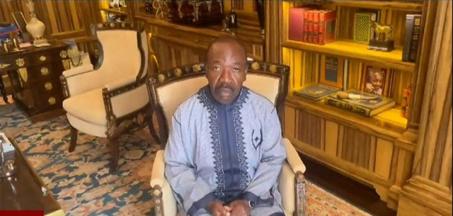 Gabon'da askeri darbe sonrası askerler tarafından yeni başkan olarak atanan Gen Nguema askerler ve vatandaşlar tarafından omuzlarda taşınd