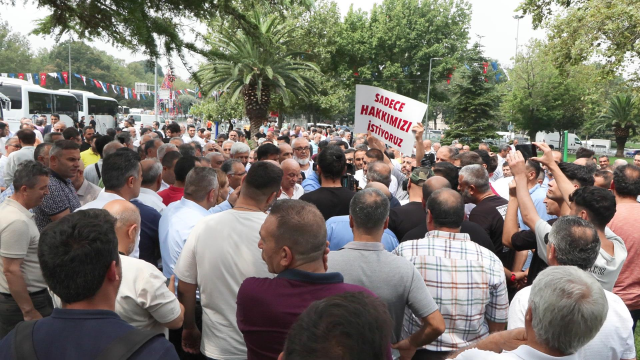 Halk otobüsü şoförleri İBB önünde eylem yaptı: Paramızı alamıyoruz, hizmet duracak