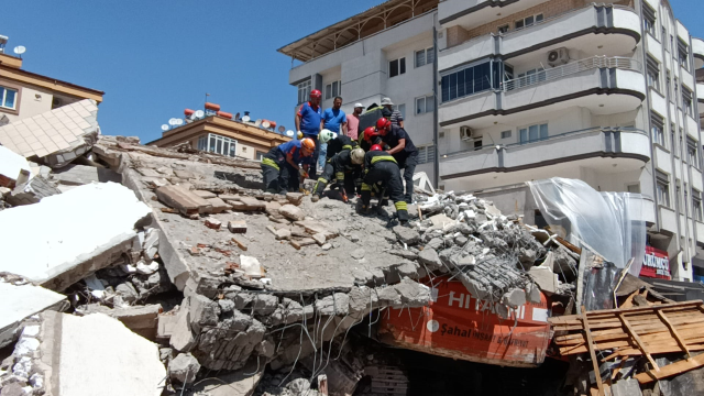 Gaziantep'te yıkım sırasında enkaz altında kalan kepçe operatörünün cansız bedenine ulaşıldı