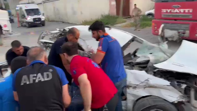 Park halindeki tıra çarpan otomobil hurdaya döndü: 2 ölü, 2 yaralı