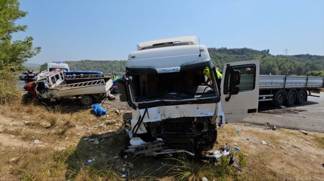 Antalya'da tır ile kamyonet kafa kafaya çarpıştı: 2 kişi öldü, 1 kişi yaralandı