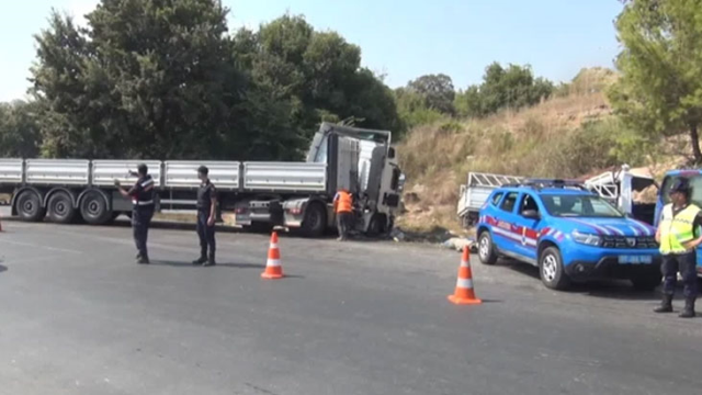 Antalya'da tır ile kamyonet kafa kafaya çarpıştı: 2 kişi öldü, 1 kişi yaralandı