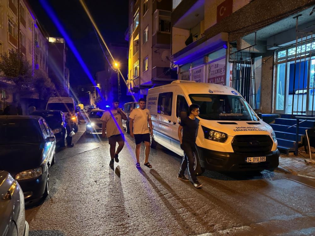 İstanbul'da cinnet getiren şahıs, önce eşini sonra kendini vurdu