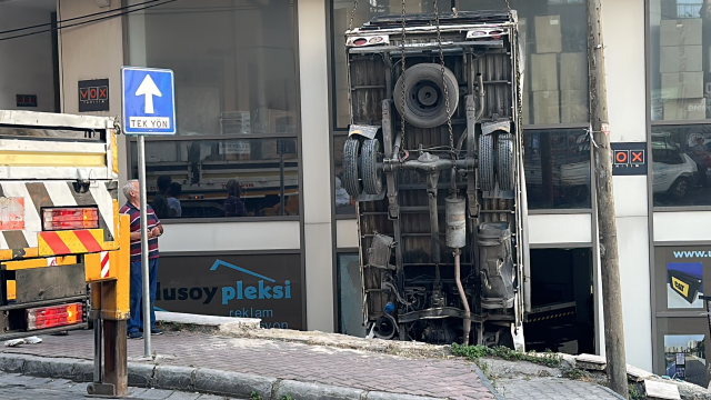 Kontrolden çıkan kamyonet bina boşluğuna uçtu, ortalık savaş alanına döndü