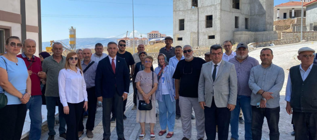 Çorum'da emekliler TOKİ konutlarının 6 yıldır teslim edilmemesini protesto etti