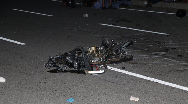 Antalya'da trafiğe kapalı yolda 2 motosiklet kafa kafaya çarpıştı! 3 genç hayatını kaybetti