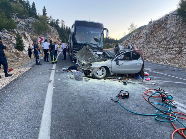 Karşı yönden gelen otomobil, yolcu otobüsünün altına girdi! Korkunç kaza araç kamerasında