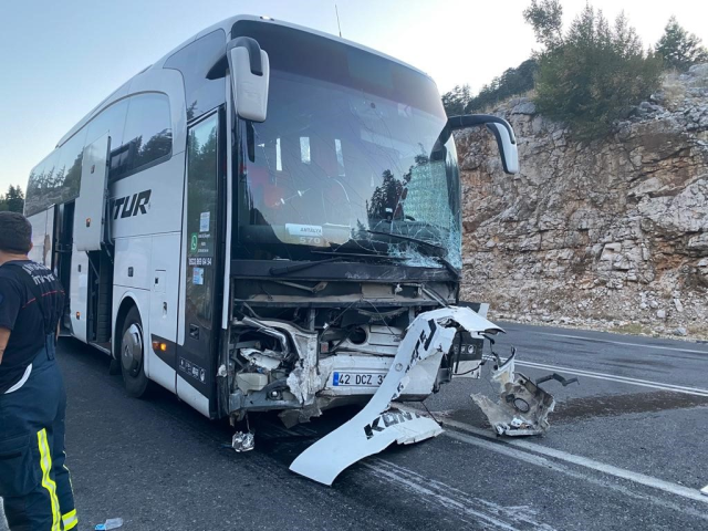 Karşı yönden gelen otomobil, yolcu otobüsünün altına girdi! Korkunç kaza araç kamerasında