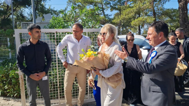 Hayvan barınağını ziyaret eden Ajda Pekkan, ailelere seslendi: Çocuklar hayvanları oyuncak gözüyle görüyorlar