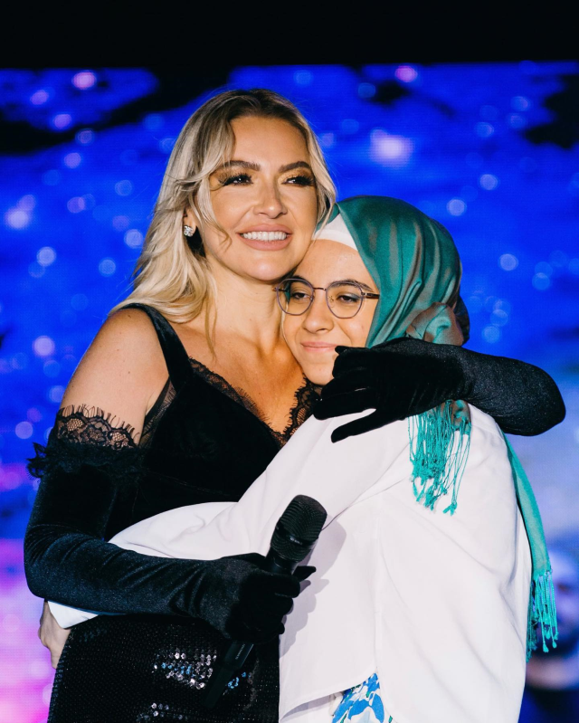 Hadise, konserinde göz göze geldiği başörtülü hayranını sahneye çıkardı! Düştüğü not takdir topladı