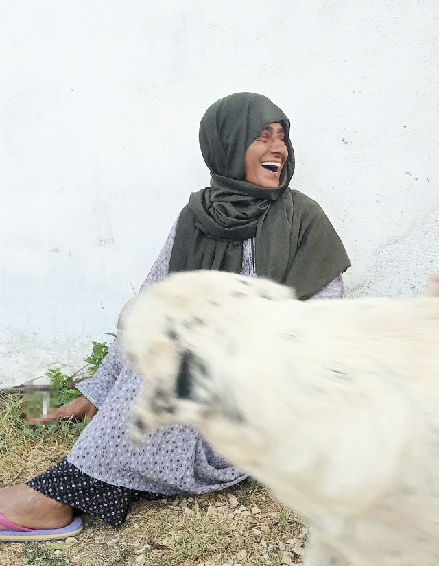 Köye giden Yıldız Tilbe, başörtüsü taktı