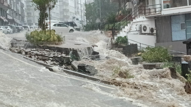 Samsun'da sel felaketi! Caddeler denize döndü, yollar ikiye ayrıldı