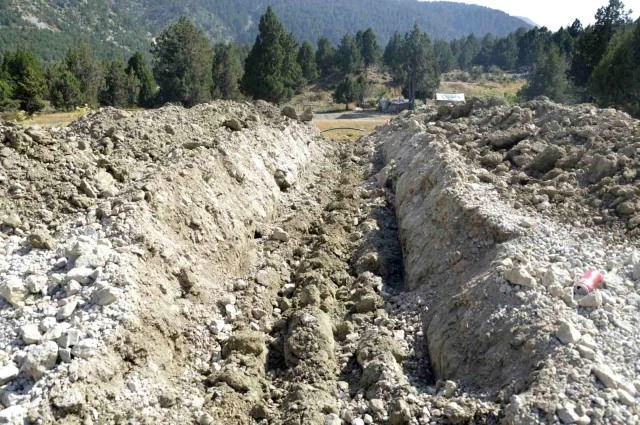 Burdurlu vatandaş, her gün yüzlerce aracın kullandığı yolu tapulu arazisinden geçtiği için trafiğe kapattı