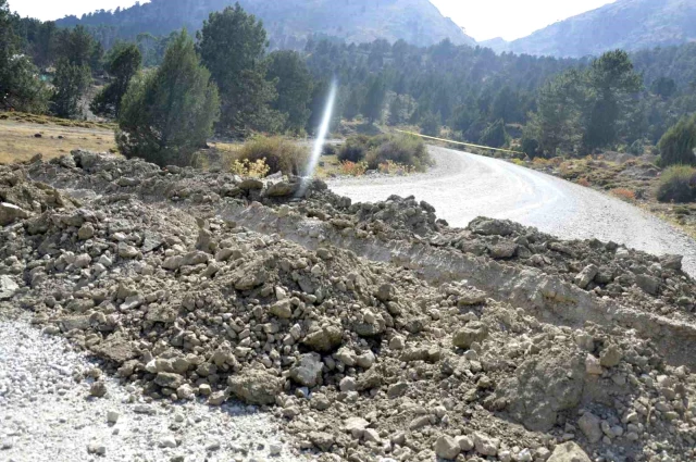 Burdurlu vatandaş, her gün yüzlerce aracın kullandığı yolu tapulu arazisinden geçtiği için trafiğe kapattı