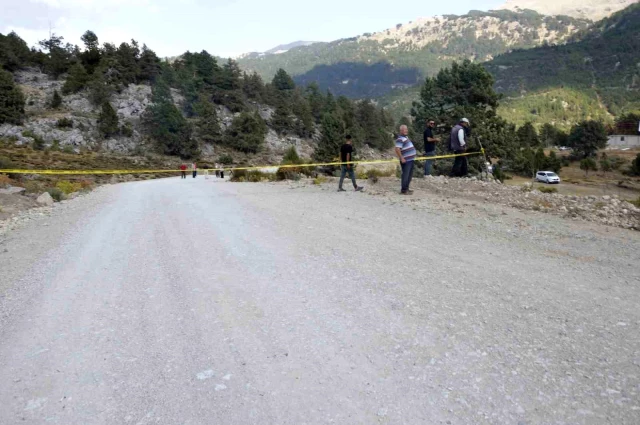 Burdurlu vatandaş, her gün yüzlerce aracın kullandığı yolu tapulu arazisinden geçtiği için trafiğe kapattı