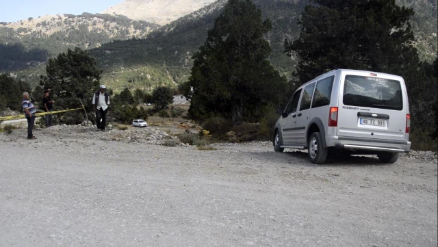 Burdurlu vatandaş, her gün yüzlerce aracın kullandığı yolu tapulu arazisinden geçtiği için trafiğe kapattı