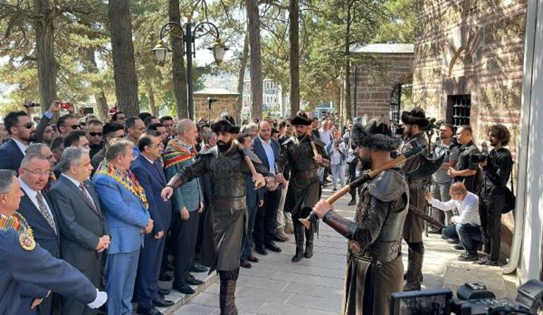 TBMM Başkanı Kurtulmuş, Ertuğrul Gazi Türbesi’ni ziyaret etti