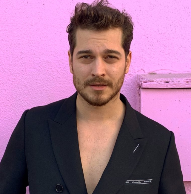 Çağatay Ulusoy, yeni filmi Biz Bir Aileyiz filminin çekimleri ertelendi