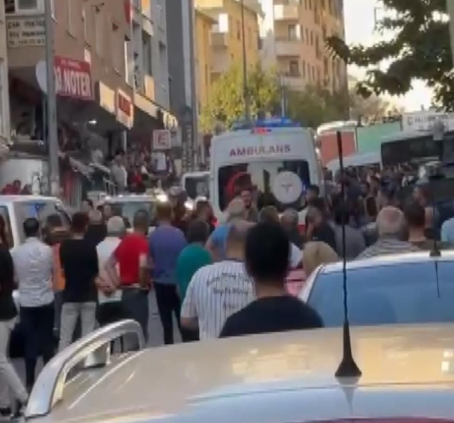 Yol verme kavgasında kendisine silah çekilen moto kurye bıçak ve satılarla olay yerine geri döndü: 1 ölü, 30 gözaltı