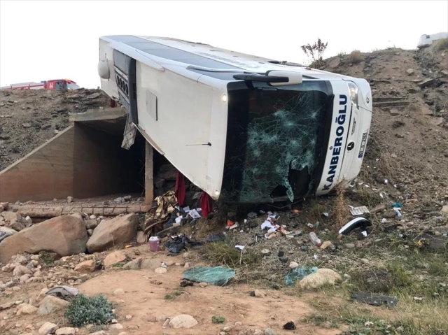 Erzurum'da yolcu otobüsü şarampole devrildi: 3 ölü, 22 yaralı