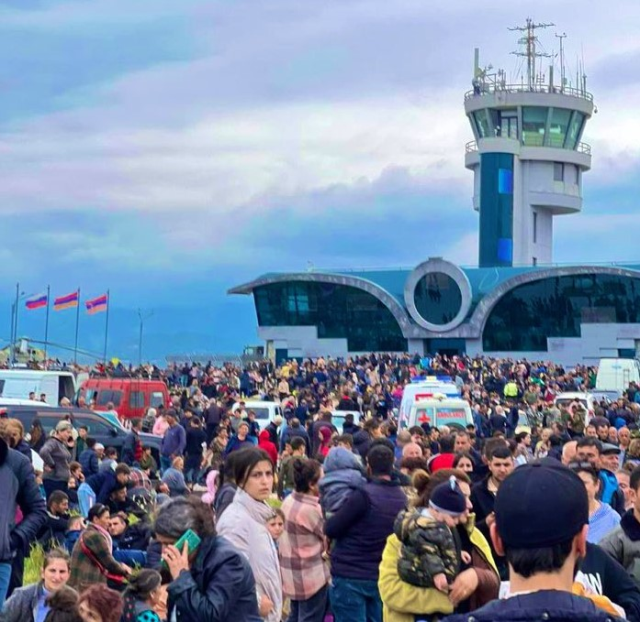 Azerbaycan'ın operasyonunun ardından Hocalı'daki Ermeniler şehri terk ediyor