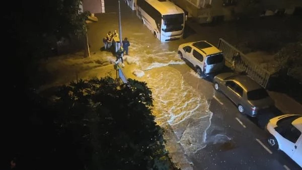 Sel baskını sonrası evi suyla dolan yaşlı kadın böyle kurtarıldı