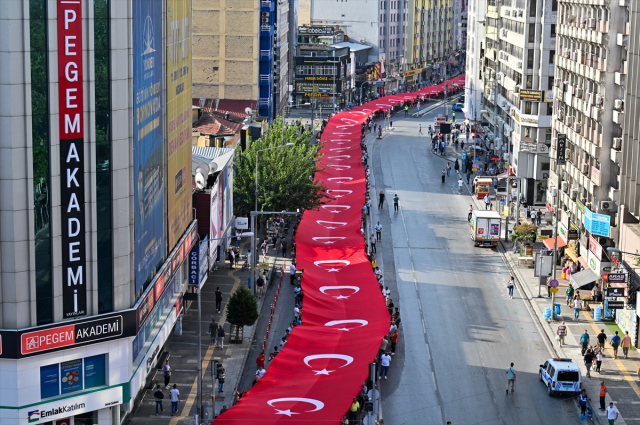 İzmir'de coşkulu kutlama! Türk ordusunun 101 yıl önce şehre girerken kullandığı güzergahta dev Türk bayrağı taşıdılar