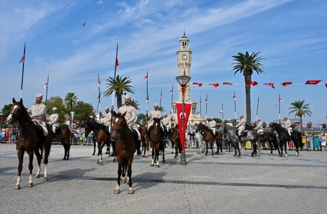 İzmir'de coşkulu kutlama! Türk ordusunun 101 yıl önce şehre girerken kullandığı güzergahta dev Türk bayrağı taşıdılar