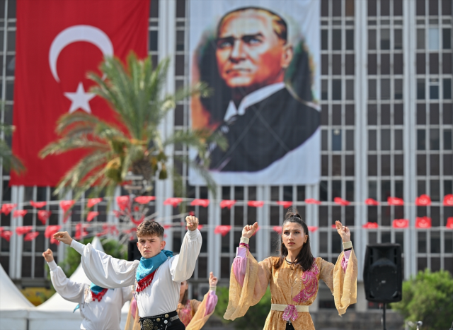 İzmir'de coşkulu kutlama! Türk ordusunun 101 yıl önce şehre girerken kullandığı güzergahta dev Türk bayrağı taşıdılar