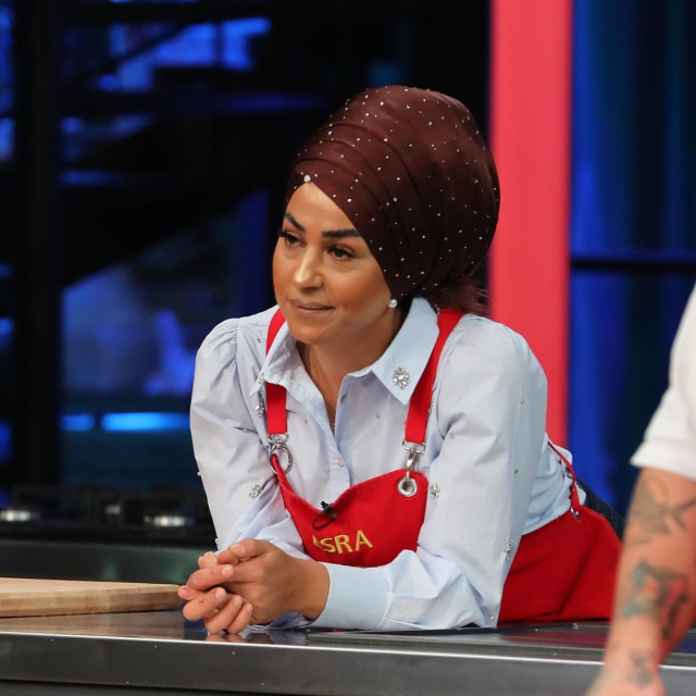 Abartılı makyajlarıyla tanınan MasterChef Esra, ilk kez doğal haliyle kamera karşısına geçti