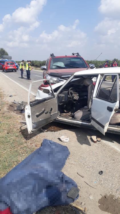 Seyir halindeki otomobille pikap çarpıştı, ortalık savaş alanına döndü: 2 ölü, 3 yaralı