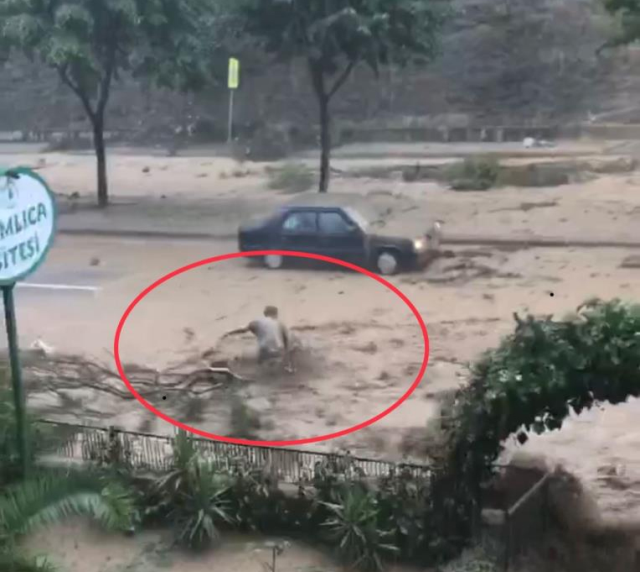 Samsun'da sel sularına kapılan 2 vatandaşın ölümden döndüğü anlar kamerada