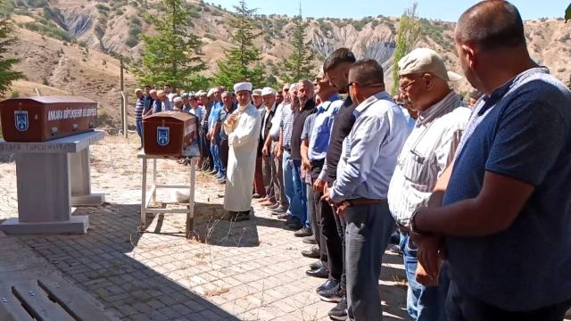 Husumetli olduğu komşusunu ve karısını öldürüp intihar etti