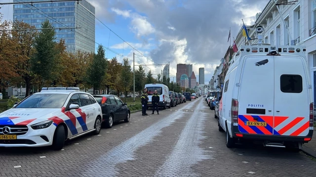 Hollanda'da PEGIDA lideri, Türkiye'nin Lahey Büyükelçiliği önünde Kur'an-ı Kerim yırttı