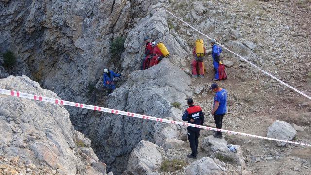 Mersin'de bin 40 metre derinlikteki Morca Mağarası'nda mide kanaması geçiren ABD'li bilim adamı Mark Dicky böyle görüntülendi