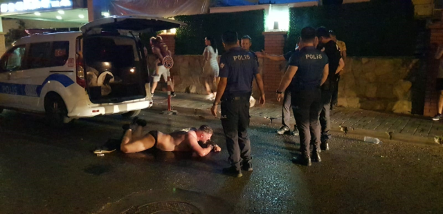 Zombi hapı alan Rus turist, polis otosuna tuvaletini yaptı