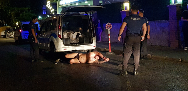 Zombi hapı alan Rus turist, polis otosuna tuvaletini yaptı