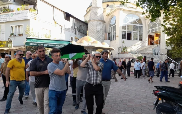 Babasının silahıyla canına kıyan oyuncu Merve Kayaalp'in cenazesi toprağa verildi