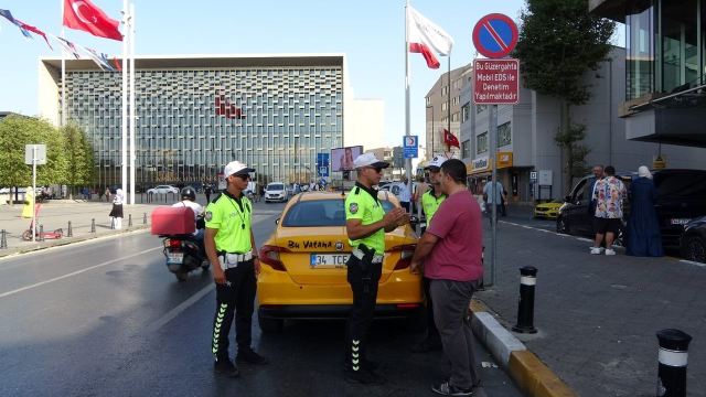 Yüzsüzlüğün bu kadarı! Taksici 600 liralık yol için turistlerden 3 bin 500 lira istedi